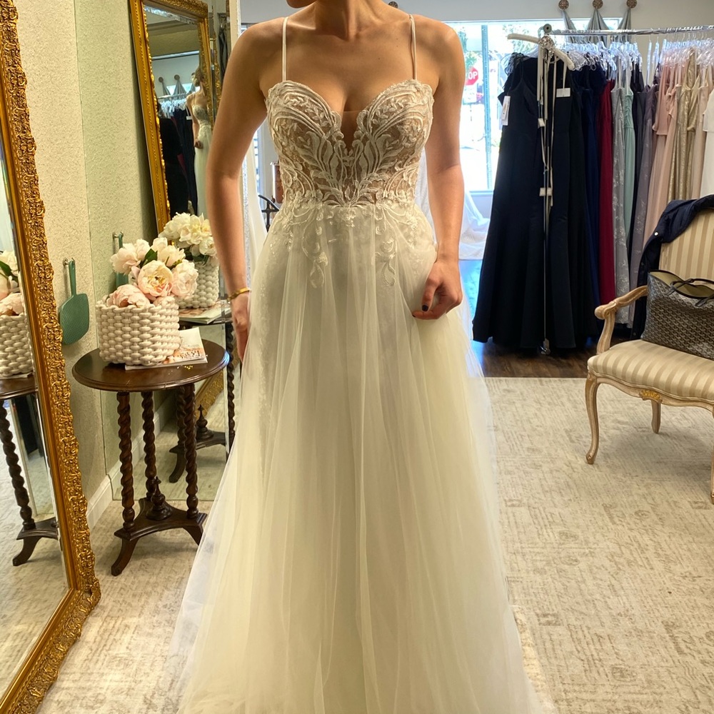 Wedding dress NEVER WORN